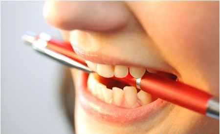 Nguyên nhân gây ra răng hô có thể do bẩm sinh di truyền hoặc do các yếu tố khách quan
