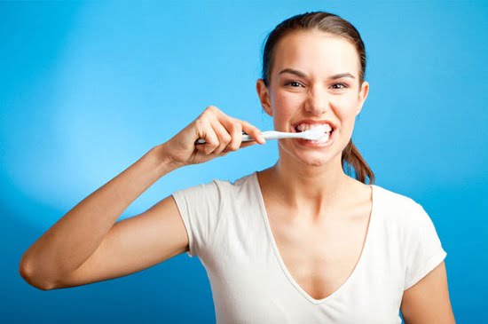 Tránh đánh răng của bạn trong một giờ sau khi sử dụng thực phẩm có tính axit.