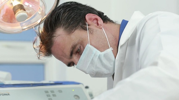 So sánh phương pháp cấy ghép implant và làm cầu răng