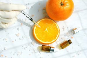 Hướng dẫn cách chăm sóc da ban đêm cho phụ nữ 30 tuổi - Dưỡng da bằng Vitamin C