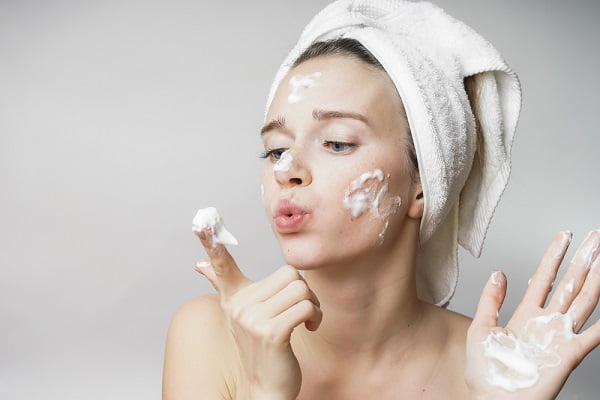 Phụ nữ tuổi 35 chăm sóc da mặt như thế nào? - Chọn sữa rửa mặt dịu nhẹ