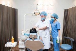 BS Nguyễn Phú Hòa đang thăm khám cho người bệnh